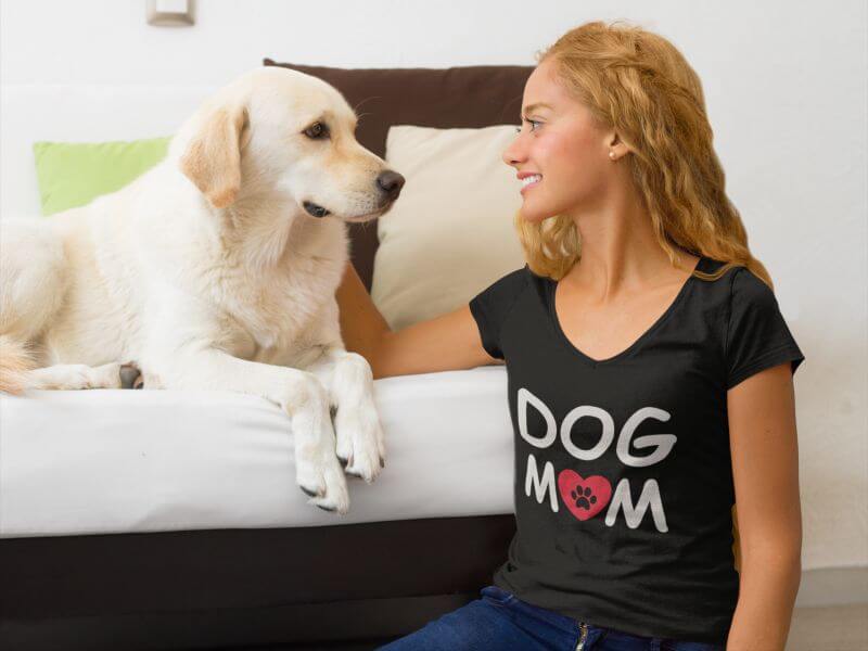 Dog Mom mit rotem Herzen Shirt